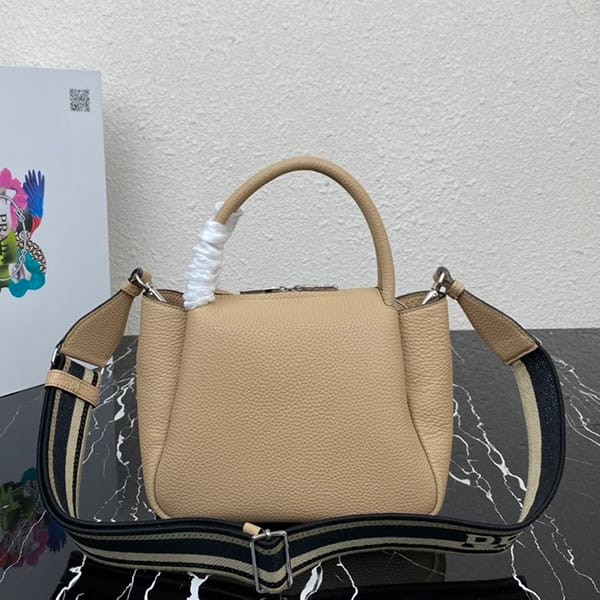 n級品 おすすめプラダ スーパーコピー ラージ レザー ハンドバッグ puc84083