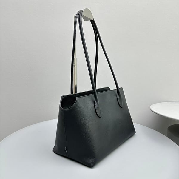 可愛いThe Row コピー Terrasse ディアレザー製 ショルダーバッグ zay55872