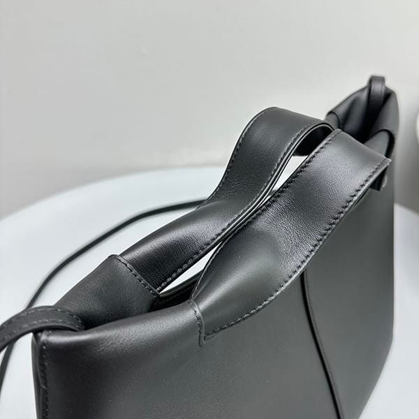 入手困難ザロウ Camdem レザー ストラップ付 ショルダーバッグ 偽物 zav61487